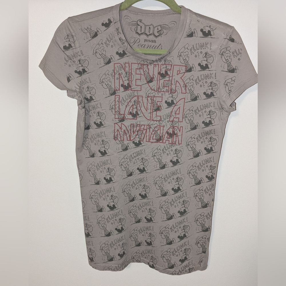 "Never Love A Musician" Graphic Tshirt Women's Large